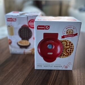 NWT Dash mini waffle maker